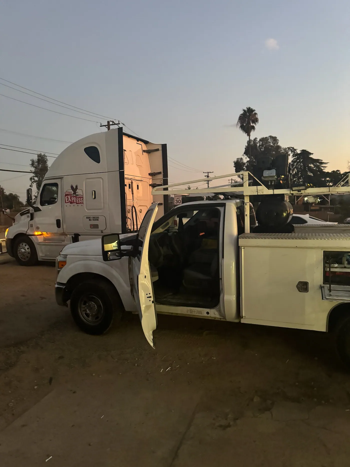 FreightFix roadside service truck during a 24/7 road call